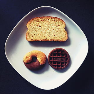 getoastet, Brot, Krapfen, Schokolade, oben, Weiß, Keramik, Teller, Bäckerei, Backen, köstlich, Essen, Lebensmittel, foodporn, von oben, hausgemacht, Gebäck, Scheibe, lecker, Toast, Essen und Trinken, Frische, drinnen, Stillleben, keine Leute, fertig für den Verzehr, Süßes Essen, Tabelle, direkt darüber, gebacken, Genuss, Wohlbefinden, High Angle View, Nahansicht, Serviergröße, gesundes Essen, Studioaufnahme, Frühstück, Snack, schwarzer Hintergrund, Versuchung, 1080P, CC0, gemeinfrei, lizenzfrei