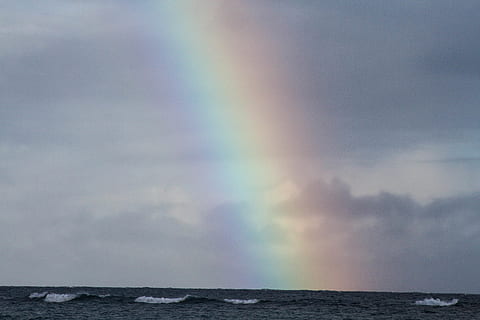 arc de Sant Martí, brillant, ennuvolat, cel., Estats Units, haleiwa, paisatge, línia de costa, platja, onades, estiu, tropical, oahu, illa, pluja, oceà, aigua, naturalesa, illes, Hawaii, mar, cel, horitzó, bellesa a la natura, horitzó sobre l’aigua, multicolor, escenics - natura, núvol - cel, cel dramàtic, tranquil·litat, tempesta, cap gent, a l'aire lliure, escena tranquil·la, 5K, CC0, domini públic, lliure de regalies