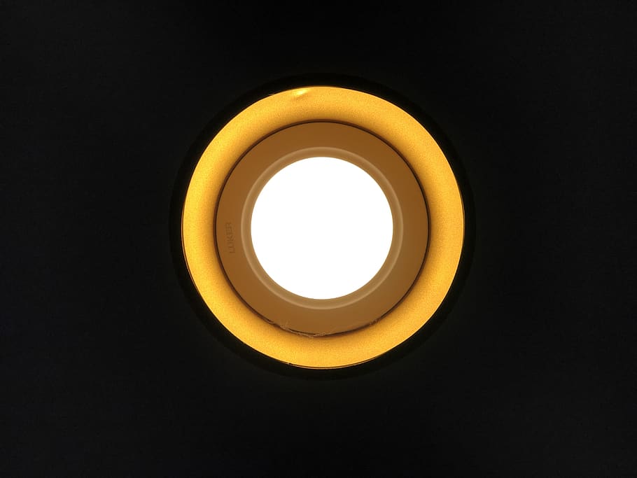 lysarmatur, belysning, vindue, Lofts lys, lys, hul, koøje, lampeskærm, lampe, drikke, drik, keramik, krydderi, genbrugssymbol, symbol, ur, vægur, linsedæksel, led, emblem, cirkel, geometrisk form, form, belyst, indendørs, studio skud, kopiere plads, ingen mennesker, sort baggrund, belysningsudstyr, tæt på, mørk, skåret ud, glødende, elektrisk lys, gul, enkelt objekt, direkte under, design, elektrisk lampe, loft, elektrisk udstyr, 4K