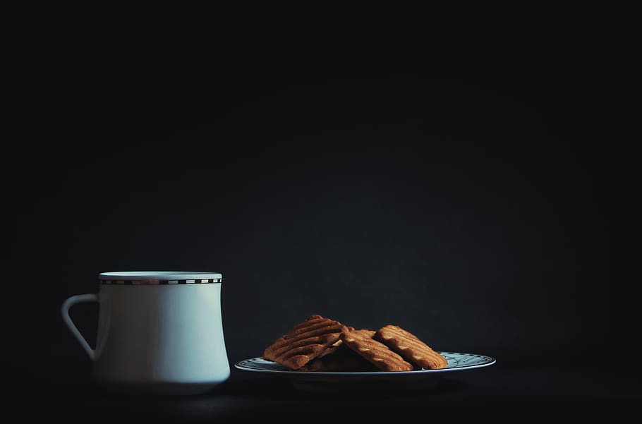 cookie-uri pe farfurie, biscuiți, cafea, ceașcă, băutură, alimente, halbă, snacks-uri, mancare si bautura, spațiu copie, studio shot, gustare, în interior, Fundal negru, natură moartă, prospeţime, nici o persoana, cană de cafea, cafea - băutură, fursec, copt, mâncare dulce, masa, ispită, faianță, biscuit cu fulgi de ciocolata, mic dejun, 4K