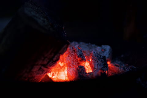 kul med ember, ild, flamme, bål, manchester, Det Forenede Kongerige, udendørs, glød, kul, nat, Camping, træ, brænde, varme, aften, hed, human, person, smede, grill, brænding, varme - temperatur, brand - naturligt fænomen, geologi, ingen mennesker, natur, lava, tæt på, røg - fysisk struktur, glødende, vulkan, bevægelse, udbrud, træ - materiale, bjerg, lysstyrke, magt i naturen, 5K, CC0, offentligt domæne, royaltyfrie