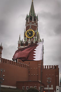 wehende Fahne, Flagge, Symbol, Turm, Gebäude, die Architektur, Glockenturm, Person, Mensch, Kirchturm, Kreml, Moskau, Frieden, Krieg, Emblem, Schloss, Fort, Uhr, Parlament, Sternsymbol, gebaute Struktur, Gebäudehülle, Himmel, wolke - himmel, Flachwinkelansicht, Stadt, Natur, Reiseziele, Anbetungsstätte, Glauben, Religion, Geschichte, die Vergangenheit, Spiritualität, keine Leute, draußen, Regierung, 5K, CC0, gemeinfrei, lizenzfrei