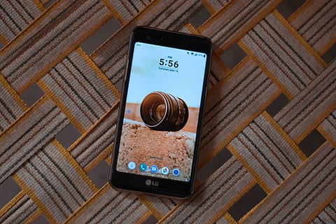 svart, lg android smartphone, elektronikk, telefon, skjerm, smarttelefon, tid, teknologi, kommunikasjon, trådløs teknologi, fotografering temaer, forbindelse, kamera - fotografisk utstyr, enhetsskjerm, bærbar informasjonsenhet, innendørs, Media, tekst, kunstkultur og underholdning, fotografisk utstyr, tre - materiale, høy vinkel visning, nærbilde, ingen folk, utstyr, portabilitet, video, digitalkamera, 5K, CC0, offentlig domene, opphavsrett gratis