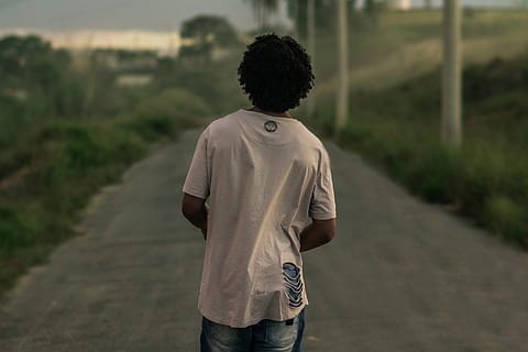 Brasil, perdões, tres quarts de longitud, una persona, de peu, persones reals, vista del darrere, roba casual, carretera, centrar-se en primer pla, estils de vida, activitat d'oci, dia, planta, naturalesa, arbre, caminar, transport, adult jove, homes, ciutat, a l'aire lliure, pentinat, 5K, CC0, domini públic, lliure de regalies