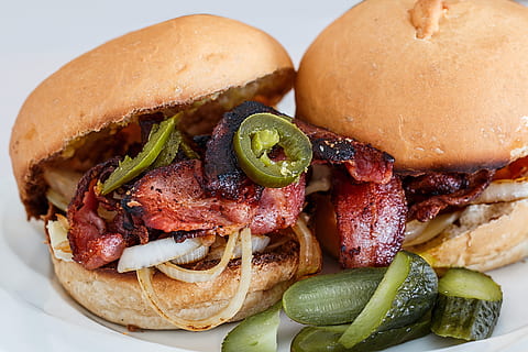 aros de cebolla, asado, hamburguesa de carne, carne de vaca, un pan, bollo, de cerca, cena, comida rápida, comida, foodporn, pepinillo, hamburguesa, comida chatarra, almuerzo, carne, cebollas, pepinillos, Sandwich, sabroso, comida y bebida, listo para comer, vegetal, comer poco saludable, Fruta, frescura, parilla, plato, queso, hamburguesa con queso, nadie, Sacar comida, bocadillo, 5K, CC0, dominio público, libre de derechos