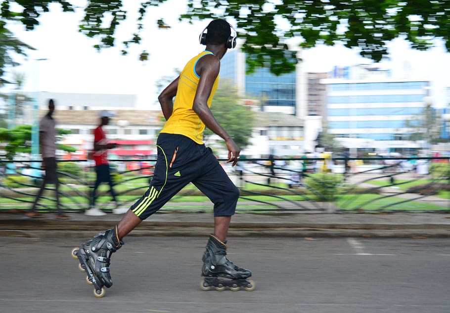 Camerun, douala, bonanjo, rodets, jugadors, cameroun, gent, nikon, panoràmica, kmertour, carrers, fotografia de carrer, estils de vida, persones reals, esport, activitat d'oci, dia, arquitectura, una persona, ciutat, longitud completa, moviment, homes, centrar-se en primer pla, estructura construïda, equilibri, equipament esportiu, carrer, transport, carretera, habilitat, a l'aire lliure, curts, 5K