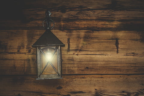 svart, metall stearinlys lantern, henger, trevegg, lykt, lys, rustikk, vegg, tre, tre - materiale, bord, innendørs, ingen folk, stilleben, belysningsutstyr, veggbyggingsfunksjon, gammel, antikk, enkelt objekt, tid, nærbilde, glass - materiale, rett over, metall, årgang, brun, arkitektur, elektrisk lampe, klokke, 5K