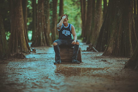 Person, Sitzung, Log, Gesichtsausdruck, Wald, Kerl, Freizeit, männlich, männliches Model, Mann, Modell-, Outfit, Park, Fotoshooting, Pose, posieren, Reflexion, Stil, Bäume, Wasser, tragen, nass, Baum, Land, in voller Länge, Pflanze, Lebensstile, echte Menschen, eine Person, junger Erwachsener, Natur, Freizeitbeschäftigung, Tag, Legere Kleidung, Baumstamm, junge Frau, Vorderansicht, Kofferraum, draußen, 5K, CC0, gemeinfrei, lizenzfrei