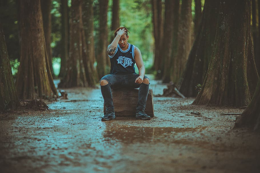 Person, Sitzung, Log, Gesichtsausdruck, Wald, Kerl, Freizeit, männlich, männliches Model, Mann, Modell-, Outfit, Park, Fotoshooting, Pose, posieren, Reflexion, Stil, Bäume, Wasser, tragen, nass, Baum, Land, in voller Länge, Pflanze, Lebensstile, echte Menschen, eine Person, junger Erwachsener, Natur, Freizeitbeschäftigung, Tag, Legere Kleidung, Baumstamm, junge Frau, Vorderansicht, Kofferraum, draußen, 5K
