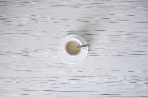 Kaffee, Tabelle, Minimum, Weiß, Tapete, Morgen, Tasse, Getränk, Erfrischung, Essen und Trinken, Becher, direkt darüber, Kaffeetasse, Stillleben, Holz - Material, Kaffee trinken, Frische, drinnen, keine Leute, weiße Farbe, High Angle View, Nahansicht, Geschirr, Tag, Teetasse, alkoholfreies Getränk, 4K, CC0, gemeinfrei, lizenzfrei