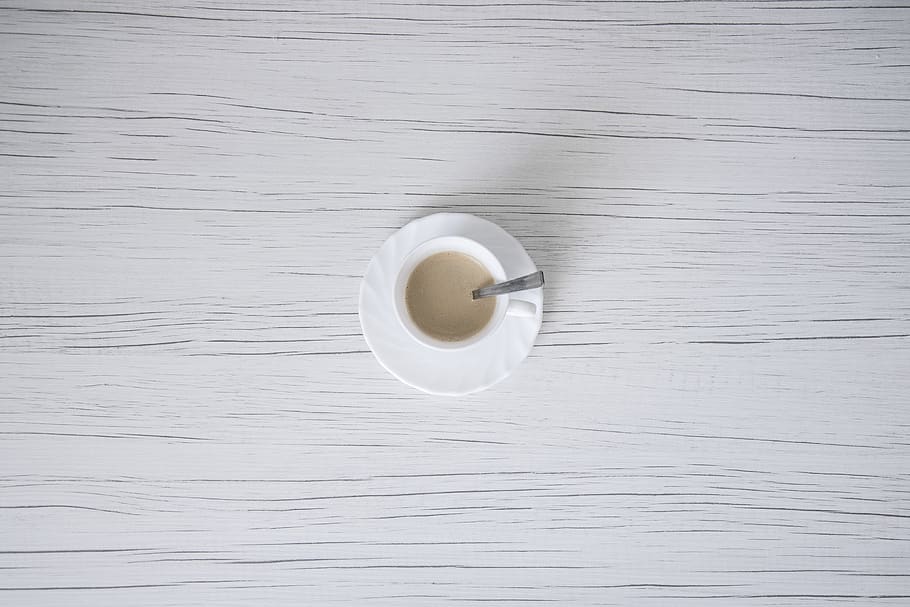 kaffe, bord, minimum, hvid, tapet, morgen, kop, drikke, forfriskning, mad og drikke, krus, direkte over, kaffekop, stilleben, træ - materiale, kaffe - drikke, friskhed, indendørs, ingen mennesker, hvid farve, høj vinkel visning, tæt på, porcelæn, dag, te kop, alkoholfri drikkevare, 4K