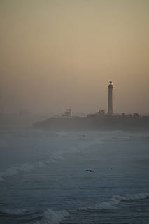 ceas, turn, insulă, clădire, arhitectură, far, animal, pasăre, natură, casablanca, marocan, fum, ceaţă, vreme, ocean, coastă, călătorie, dimineaţă, valuri, în aer liber, aburi, exteriorul clădirii, construită, cer, mare, îndrumare, apă, nici o persoana, protecţie, direcţie, Securitate, Siguranță, apus de soare, teren, 4K, CC0, domeniu public, fără drepturi de autor