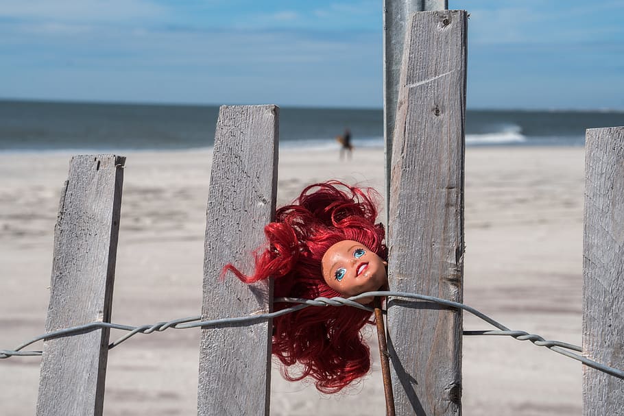strand, rødhåret, dukke, Barbie, vand, hav, en person, rød, fokus på forgrunden, natur, skønhed i naturen, dag, Kvinder, rigtige mennesker, fritidsaktivitet, portræt, himmel, livsstil, kigger på kameraet, træ - materiale, rækværk, jord, horisont over vand, udendørs, træ post, 5K