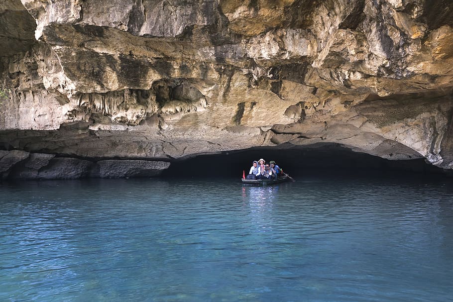 gent, vaixell, cova, aventura, la llum del dia, exploració, illa, paisatge, oci, calcària, naturalesa, oceà, a l'aire lliure, recreació, rock, escènic, mar, estiu, turisme, viatjar, vacances, aigua, motos aquàtiques, formació de roca, rock - object, davant del mar, sòlid, bellesa a la natura, dia, geologia, escenics - natura, geografia física, persones reals, tranquil·litat, vaixell nàutic, transport, erosionat, 5K