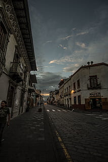 cuenca, ecuador, viatjar, arquitectura, estructura construïda, exterior de l'edifici, núvol - cel, ciutat, cel, el camí a seguir, carrer, direcció, edifici, persones incidentals, naturalesa, transport, grup de persones, vespre, persones reals, a l'aire lliure, sendera, barri residencial, perspectiva decreixent, 4K, CC0, domini públic, lliure de regalies