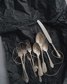 Foto, rostfrei, Stahlbesteck, schwarz, Stoff, Kochen, Besteck, Abendessen, Gabel, Gruppe, Gesundheit, Geschirr, Messer, Militär-, rustikal, Tabelle, Utensil, Jahrgang, Stillleben, keine Leute, Holz - Material, drinnen, Küchenutensilien, Essgeschirr, Löffel, High Angle View, Haushaltsausstattung, Pilz, Lebensmittel, Nahansicht, Holzlöffel, Gruppe von Objekten, Essen und Trinken, Ausrüstung, Metall, direkt darüber, 2K, CC0, gemeinfrei, lizenzfrei