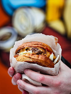hamburger nella confezione, pane, hamburger al formaggio, avvicinamento, delizioso, conoscitore, Fast food, cibo, fotografia di cibo, Hamburger, mani, salutare, pranzo, pasto, carne, acquolina in bocca, nutrizione, spuntino, gustoso, cibo e bevande, mano umana, una persona, mano, detenzione, parte del corpo umano, mangiare malsano, pronto a mangiare, freschezza, Sandwich, concentrarsi sulle conoscenze acquisite, persona irriconoscibile, prendi cibo, persone reali, hot dog, assaporare, dito, tentazione, 4K, CC0, dominio pubblico, privo di copyright
