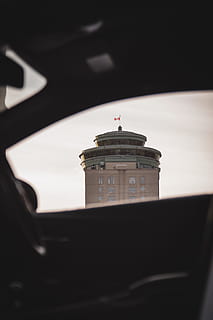 brunt betongstårn, arkitektur, bygning, tårn, kontrolltårn, sjømerke, fyr, restaurant, Winnipeg, bil, Canada, gelender, håndtak, kontorbygg, planetarium, speil, luftfartøy, transport, kjøretøy, flygning, flyplassen, bygge eksteriør, bygget struktur, veiledning, ingen folk, dag, himmel, natur, nærbilde, selektiv fokusering, utendørs, fokusere på forgrunnen, sikkerhet, gjennomsiktig, vindu, regjering, 4K, CC0, offentlig domene, opphavsrett gratis