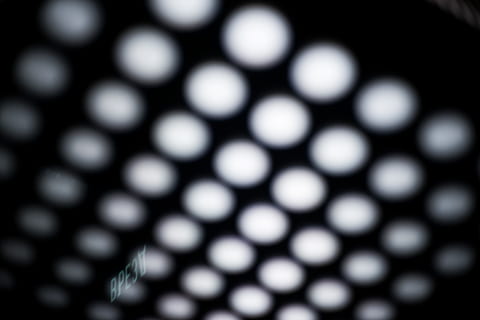cercle, signe, entrar, ascensor, fons, marc complet, color negre, patró, forma, primer pla, cap gent, forma geomètrica, fons negre, defocated, resum, a l'interior, Color blanc, forat, textura, disseny, gran grup d'objectes, luxe, abundància, acer, aliatge, 5K, CC0, domini públic, lliure de regalies