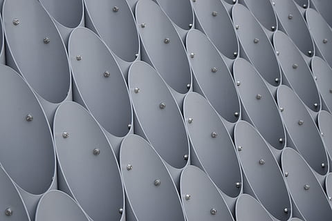 textura, estructura, arquitectura, circulo, simetría, urbano, geométrico, Nueva York, muelle, uña, tornillo, macro, de cerca, redondo, resumen, gris, plata, banco moderno, antecedentes, modelo, acero, industria, metal, tecnología, industria de construccion, en una fila, metálico, 5K, CC0, dominio público, libre de derechos