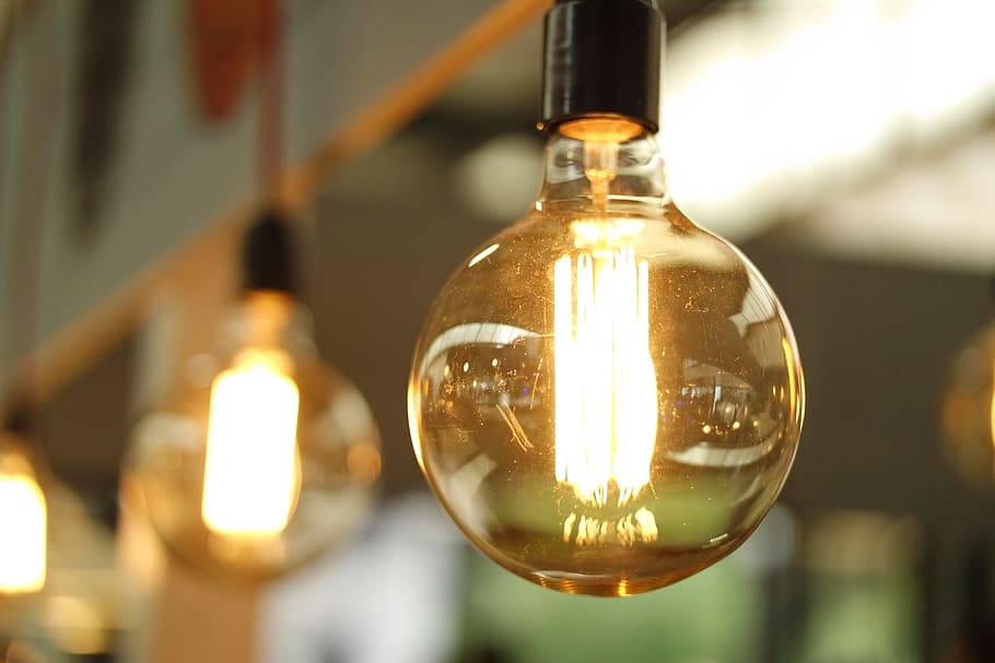 llum, arquitectura, idea, poder, vell, bombeta, elegància, antiguitat, electricitat, brillant, concepte, energia, equipament, elèctric, ecologia, primer pla, brilli, aïllat, pantalla de llum, fluorescent, incandescent, eficiència, conservar, il·luminat, centrar-se en primer pla, vidre - material, equips d’il·luminació, penjant, filament, a l'interior, transparent, llum elèctrica, cap gent, llum - fenomen natural, reflexió, contenidor, vidre, sostre, 5K
