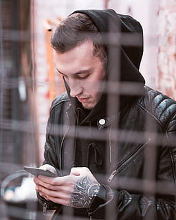 uomo che utilizza smartphone, tecnologia wireless, giovane adulto, comunicazione, una persona, tecnologia, persone reali, cellulare, connessione, giacca, stili di vita, dispositivo di informazione portatile, smart phone, capi di abbigliamento, vista frontale, giovani uomini, attività di svago, giovani donne, detenzione, analizzare, cercare, guardare, telefono, vestiti caldi, all'aperto, giacca di pelle, contemplazione, pelle, acconciatura, bella donna, 4K, CC0, dominio pubblico, privo di copyright