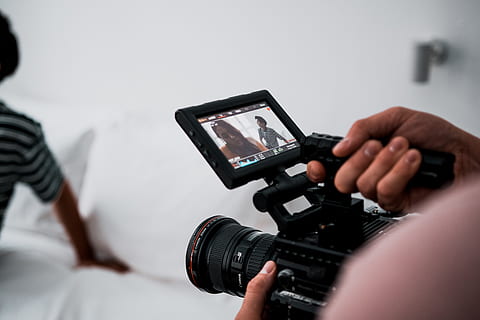 Person, mit, Videokamera, Mensch, Elektronik, Kamera, Foto, Fotografie, Fotograf, Gesicht, Porträt, Bildschirm, LCD Bildschirm, Anzeige, Monitor, Finger, Computer, Menschen, Bodenbelag, Digitalkamera, Video spielen, menschliche Hand, Hand, menschliches Körperteil, halten, Fotografie-Themen, Technologie, Kamera - Fotoausrüstung, eine Person, Kommunikation, Männer, Nahansicht, Fotografieren, selektiver Fokus, kabellose Technologie, Besetzung, Aktivität, Dreharbeiten, Gewehr, Körperteil, 5K, CC0, gemeinfrei, lizenzfrei