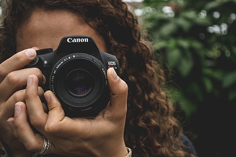 telecamera, elettronica, umano, persona, foto, fotografia, fotografo, ragazza, capelli, donna, inizio, mani, dita, capelli gonfi, canone, lente, Riccio, ritratto, viso, dito, macchina fotografica - attrezzatura fotografica, temi fotografici, Fotografare, attrezzatura fotografica, una persona, tecnologia, detenzione, attività, Camera digitale, attività di svago, persone reali, occupazione, adulto, concentrarsi sulle conoscenze acquisite, donne, vista frontale, stili di vita, fotocamera reflex digitale con obiettivo singolo, fotocamera reflex, moderno, acconciatura, volto oscurato, 5K, CC0, dominio pubblico, privo di copyright