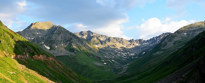 grasbedeckter Berg, Wolken, Tageslicht, Umgebung, idyllisch, Berge, Natur, friedlich, Landschaft, szenisch, Himmel, sonniger Tag, still, Tal, Berg, wolke - himmel, Szenen - Natur, Gebirge, Schönheit in der Natur, Land, Reise, Gipfel, ruhige Szene, Reiseziele, Nicht-städtische Szene, Panorama-, Ruhe, grüne Farbe, draußen, keine Leute, Bergrücken, 5K, CC0, gemeinfrei, lizenzfrei
