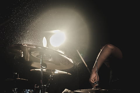persoană care efectuează tambur, arta culturii și divertismentului, noapte, muzică, oameni, oameni adevărați, performanţă, etapa - spațiu de performanță, adult, iluminat, muzician, microfon, echipamente de iluminat, în interior, etapă, dispozitiv de intrare, instrument muzical, echipament muzical, ocupaţie, lumină - fenomen natural, viata de noapte, 5K, CC0, domeniu public, fără drepturi de autor