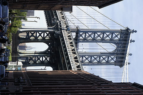 grå kabelbro, person, human, bygning, bil, køretøj, automobil, transportmidler, bro, arkitektur, bue, buet, dumbo, nyc, brooklyn, manhattan broen, new york, New York City, bue bro, by, bygget struktur, dag, bygning udvendig, ingen mennesker, lav vinkel visning, trappe, forbindelse, himmel, udendørs, natur, trapper og trapper, metal, bro - menneskeskabt struktur, gitter, rejse, 4K, CC0, offentligt domæne, royaltyfrie