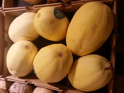 spaghetti, squash, grøntsag, gul, butik, Skærm, mad, mad og drikke, sund kost, velvære, friskhed, frugt, ingen mennesker, tæt på, gruppe af objekter, indendørs, medium gruppe af objekter, høj vinkel visning, stilleben, træ - materiale, rå fødevarer, moden, 2K, CC0, offentligt domæne, royaltyfrie