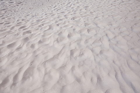 fons, patró, textura, sorra, naturalesa, platja, vacances, desert, estiu, platja de sorra, traces, duna de sorra, terra, marc complet, cap gent, dia, vista d’angle alt, tranquil·litat, bellesa a la natura, hivern, aigua, patró natural, Color blanc, escenics - natura, a l'aire lliure, patró d'ones, 4K, CC0, domini públic, lliure de regalies