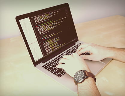 portable, macbook, ordinateur, La technologie, affaires, codage, la programmation, dactylographie, Bureau, Commencez, regarder, texte sublime, code, main humaine, main, partie du corps humain, une personne, Technologie sans fil, Vrais gens, lien, la communication, utilisant un ordinateur portable, à l'intérieur, partie du corps, perspective personnelle, table, adulte, femmes, modes de vie, surfer sur le net, doigt, clavier, 4K, CC0, domaine public, libre de droits