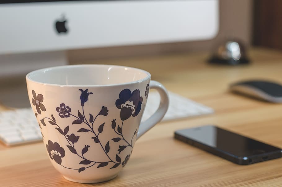 iphone, IMAC, макинтош, завтрак, кофе, дерево, цветы, кружка, Таблица, в помещении, напиток, натюрморт, отдых, еда и напитки, сосредоточиться на переднем плане, крупный план, нет людей, дерево - материал, чашка кофе, шаблон, технология, цветочный узор, соединение, чай, кофе - напиток, посуда, чашка чая, 4K