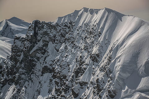 montagna, coperto, vista della neve, natura, all'aperto, catena montuosa, picco, ghiaccio, la neve, pendenza, val d'Ayas, Italia, pianta, albero, ghiacciaio, paesaggio, abies, abete, terra, gli sport, sport, temperatura fredda, inverno, bellezza nella natura, scenics - natura, cielo, ambiente, scena tranquilla, scena non urbana, montagna innevata, la tranquillità, idilliaco, nessuno, giorno, roccia, picco di montagna, formazione, 5K, CC0, dominio pubblico, privo di copyright