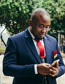 Mann, mit, Android-Smartphone, Menschen, Person, Mensch, Nairobi, Kenia, Porträt, Telefon, passen, offen, Kenyan, Technik, Gerät, am Telefon, Brille, Mann im Anzug, schwarzer Mann, afrikanisch, rot, Krawatte, eine Person, Geschäft, Mobiltelefon, Kommunikation, kabellose Technologie, Vorderansicht, echte Menschen, Fokus auf den Vordergrund, Technologie, Männer, Stehen, gut angezogen, Taille hoch, Tag, Smartphone, draußen, reife Männer, 4K, CC0, gemeinfrei, lizenzfrei