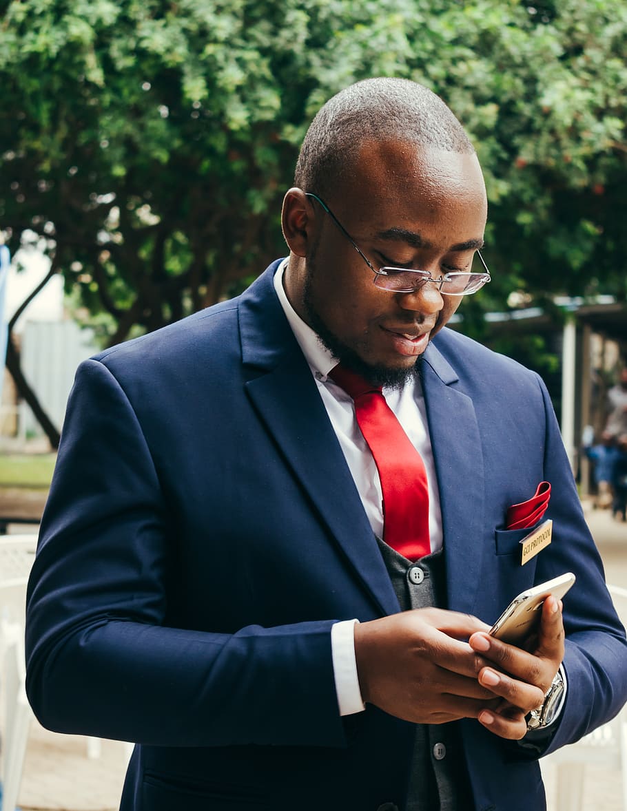 uomo, utilizzando, smartphone Android, persone, persona, umano, nairobi, Kenia, ritratto, Telefono, completo da uomo, Candido, keniano, Tech, dispositivo, al telefono, bicchieri, uomo in completo, uomo nero, africano, rosso, cravatta, una persona, attività commerciale, cellulare, comunicazione, tecnologia wireless, vista frontale, persone reali, occhiali, concentrarsi sulle conoscenze acquisite, tecnologia, maschi, uomini, in piedi, ben vestito, dalla vita in su, giorno, smart phone, all'aperto, uomini maturi, 4K