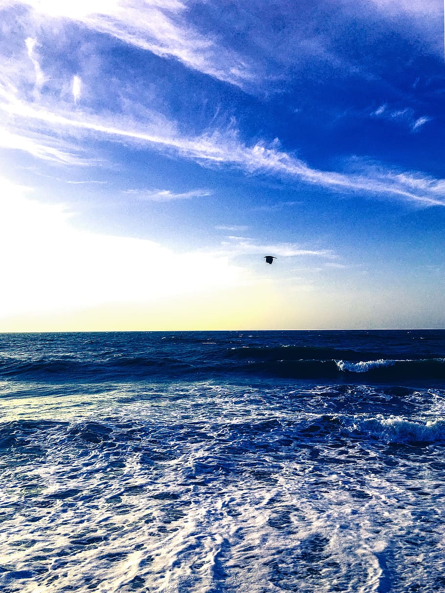 fotografia, ones d’aigua, ennuvolat, cel, platja, núvols, medi ambient, idíl·lic, naturalesa, oceà, a l'aire lliure, paisatge, escènic, mar, Escuma de mar, paisatge marí, vora del mar, tranquil, viatjar, aigua, onades, bellesa a la natura, núvol - cel, horitzó, horitzó sobre l’aigua, escenics - natura, escena tranquil·la, dia, davant del mar, volant, tranquil·litat, moviment, cap gent, blau, transport, parasailing, 2K