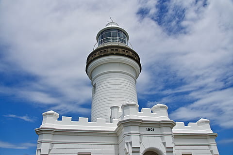 farol, leve, Aviso, baliza, arquitetura, branco, exterior do edifício, estrutura construída, céu, nuvem - céu, construção, visão de baixo ângulo, ninguém, dia, natureza, cúpula, torre, cor branca, ao ar livre, destinos de viagem, cidade, luz solar, viagem, seção alta, turismo, coluna arquitetônica, 5K, CC0, domínio público, royalty free
