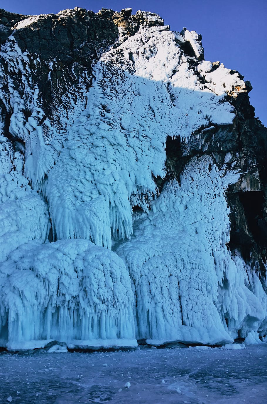 muntanya coberta de neu, naturalesa, a l'aire lliure, gel, muntanya, neu, khuzhir, llac Baikal, hivern, glacera, riu, aigua, cargol, planta, arbre, cascada, avet, abies, cova, paisatge, penya-segat, temperatura de fred, congelat, bellesa a la natura, cap gent, dia, escena tranquil·la, escenics - natura, blau, tranquil·litat, medi ambient, idíl·lic, iceberg, fusió, 4K
