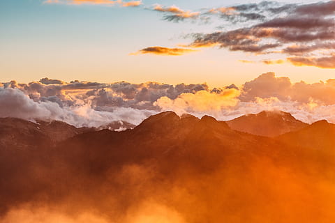 cloudscape, muntanyes, cel, naturalesa, paisatge, sortida del sol, núvol, al matí, llum solar, vista, estiu, escena, brillant, a l'aire lliure, colorit, pacífica, pic, horitzó, calma, escenics - natura, núvol - cel, bellesa a la natura, escena tranquil·la, tranquil·litat, posta de sol, muntanya, medi ambient, color taronja, cap gent, idíl·lic, escena no urbana, Serra, majestuós, cel dramàtic, cim de muntanya, 2K, CC0, domini públic, lliure de regalies