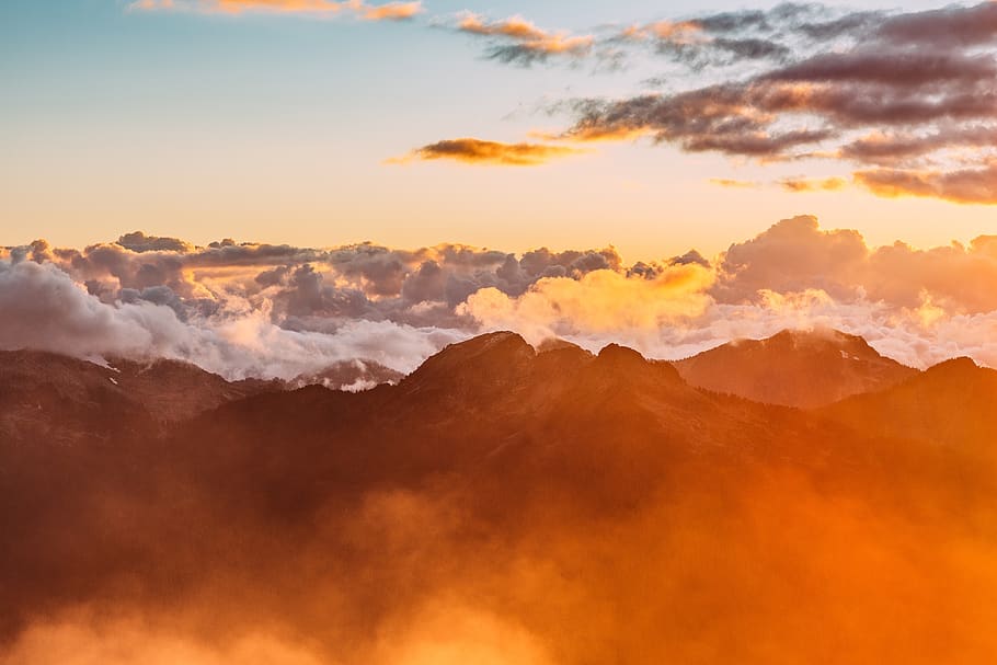 cloudscape, muntanyes, cel, naturalesa, paisatge, sortida del sol, núvol, al matí, llum solar, vista, estiu, escena, brillant, a l'aire lliure, colorit, pacífica, pic, horitzó, calma, escenics - natura, núvol - cel, bellesa a la natura, escena tranquil·la, tranquil·litat, posta de sol, muntanya, medi ambient, color taronja, cap gent, idíl·lic, escena no urbana, Serra, majestuós, cel dramàtic, cim de muntanya, 2K