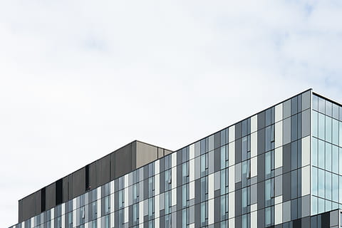 edifici gris, edifici, edifici d'oficines, ciutat, urbà, de gran alçada, condomini, habitatge, arquitectura, edifici d'apartaments, Canadà, toronto, cooper koo family ymca, finestra, Cercar, instal·lació, vidre, buscant, reflexió, repetició, estructura construïda, cel, exterior de l'edifici, modern, naturalesa, vista d’angle baix, dia, cap gent, oficina, vidre - material, a l'aire lliure, exterior d’edifici d’oficines, negocis, núvol - cel, còpia espai, patró, 5K, CC0, domini públic, lliure de regalies