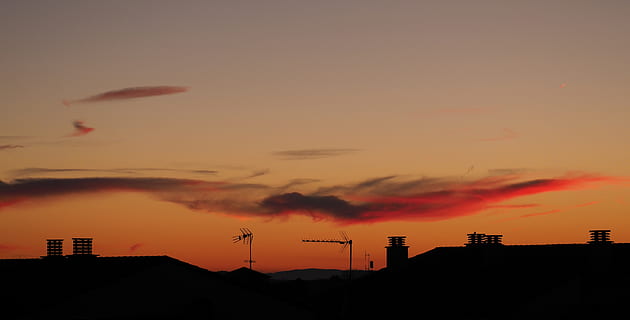 nube, cielo, horizonte, puesta de sol, naranja, rojo, ciudad, nube - cielo, arquitectura, estructura construida, silueta, exterior del edificio, color naranja, naturaleza, nadie, edificio, belleza en la naturaleza, vista de ángulo bajo, al aire libre, paisajes - naturaleza, cielo dramático, industria, industria de construccion, fábrica, cielo romantico, equipos de construcción, contaminación, 4K, CC0, dominio público, libre de derechos