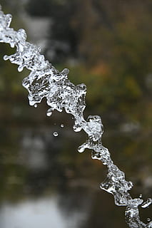 selektivní, zaostřovací fotografie, voda, Pozadí, Černá, bublina, čistý, Průhledná, Studený, krystal, napít se, pokles, energie, životní prostředí, padající, tok, čerstvý, mráz, zamrzlý, h2o, icee, rampouch, kapalný, makro, pohyb, čistota, déšť, vlnění, tvar, hladký, splash, stříkající, proud, průhledný, vlna, mokré, bílý, zimní, Příroda, zaměřit se na popředí, detail, nikdo, den, studená teplota, venku, led, fontána, krása v přírodě, postřik, tekoucí, tekoucí voda, vysokorychlostní fotografie, 5K