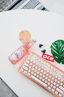 Nahaufnahmefoto, Weiß, braun, Tastatur, Rosa, Flasche, Tabelle, Leder, Blatt, Fentimans, Limonade, Pop, Ohrhörer, Gold, roségold, Flatlay, Bokeh, modern, Jahrgang, alte Schule, Natur, Grün, Finanzen, Währung, High Angle View, Stillleben, drinnen, Geschäft, Papiergeld, keine Leute, Nahansicht, Reichtum, Nummer, Münze, Kommunikation, Unternehmensfinanzierung und Industrie, Finanzen und Wirtschaft, Ersparnisse, Kreativität, kabellose Technologie, Wirtschaft, 5K, CC0, gemeinfrei, lizenzfrei