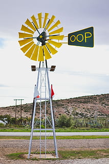 molí de vent groc, naturalesa, camp, cel, medi ambient, dia, terra, paisatge, signe, groc, generació de combustible i energia, energia renovable, a l'aire lliure, comunicació, conservació del medi ambient, herba, energia alternativa, color verd, turbina, text, planta, 4K, CC0, domini públic, lliure de regalies