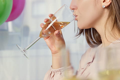 Noia bevent, vidre, xampany, una persona, dones, celebració, adult, adult jove, menjar i beguda, retrat, a l'interior, tirada al cap, part del cos humà, cabell, menjar, dones joves, cabell llarg, estri de cuina, primer pla, mà, pentinat, beure, dona guapa, 5K