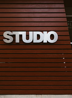 segnaletica grigia da studio, testo, simbolo, numero, legna, parola, Richmond Street West, Canada, toronto, alfabeto, legno duro, cartello, Home decor, architettura, segnaletica, costruzione, parete, studio, urbano, città, lettere, sceneggiatura occidentale, comunicazione, struttura costruita, nessuno, esterno dell'edificio, lettera maiuscola, Inquadratura dal basso, otturatore, ferro ondulato, modello, giorno, singola parola, all'aperto, illuminato, caratteristica della parete, ferro, ondulato, 5K, CC0, dominio pubblico, privo di copyright